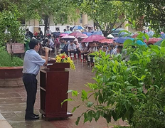 Thầy hiệu trưởng phát biểu giữa trời mưa ở tiết chào cờ cuối của trò cuối cấp