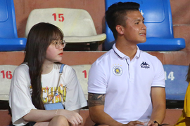 Ngồi bên Huỳnh Anh, Quang Hải nghiến răng, sững sờ nhìn Hà Nội FC bại trận