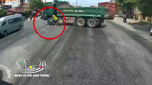 Quay đầu thiếu quan sát, tài xế xe ben suýt lấy mạng người đi xe đạp