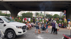 Mang di ảnh nạn nhân ngồi giữa đường sau một năm xảy ra tai nạn chết người