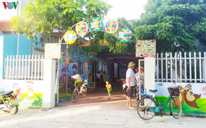 Xác minh thông tin cô giáo dùng dây chun bắn trẻ mầm non