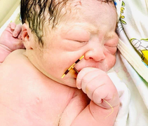 Em bé chào đời với vòng tránh thai, dân mạng bình luận hài hước