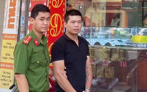Khởi tố kẻ cướp tiệm vàng, đâm người truy đuổi ở Hà Nội