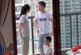 Ông bố bị phạt quỳ vì ngăn vợ dạy con