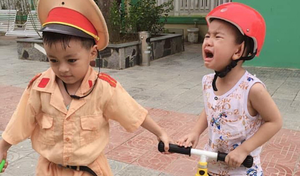 Cậu bé khóc thét khi chơi trò cảnh sát bắt xe