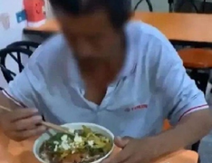 Phải có điện thoại mới được lên xe bus, người đàn ông đành đi bộ 950km