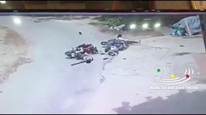 Thanh niên chạy xe máy tốc độ cao tông trực diện vào 2 học sinh đi xe đạp điện