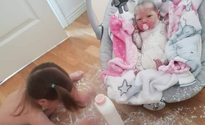 Vừa buồn cười vừa tức khi con gái nhỏ trông em