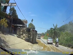 Những pha lấn làn, vượt ẩu, coi thường luật pháp của tài xế xe container