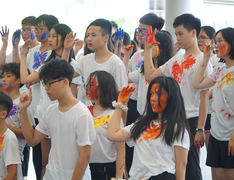 Học sinh trường Amsterdam gây ấn tượng với màn vũ đạo cực đỉnh