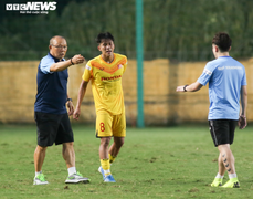 Sao trẻ của bầu Đức thi đấu xông xáo, được HLV Park Hang Seo nhắc nhở riêng 