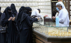 Người Saudi Arabia ồ ạt mua vàng, xe trước ngày tăng thuế