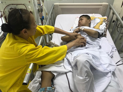 Rơi nước mắt cảnh vợ chồng già chăm sóc con bị di chứng chất độc màu da cam