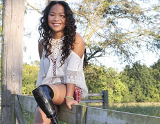 Thiếu nữ gốc Việt cụt 2 chân thành vận động viên bơi lội ở Mỹ