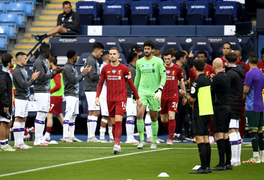 Ảnh: Liverpool thua thảm trong ngày được Man City xếp hàng chào đón