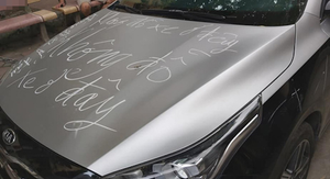 Đỗ chắn lối đi, ô tô bị viết cảnh cáo kín thân