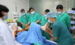 Phi công người Anh vui vẻ trò chuyện với y bác sĩ