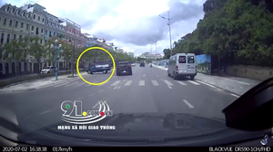 Vượt ẩu, xe tải lao cả lên vỉa hè, tông thẳng ô tô đang đỗ