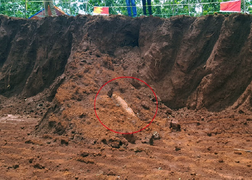 Công nhân đào trúng quả bom dài 2 m, sau 10 ngày vẫn chưa được xử lý