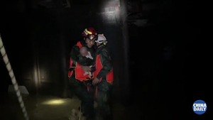 Giải cứu bé sơ sinh mắc kẹt trong lũ lụt ở Trung Quốc