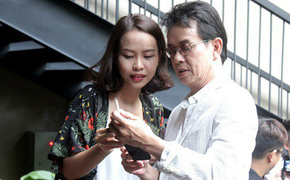 Đức Huy lãng mạn với vợ kém 44 tuổi như thời mới yêu