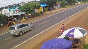 Thót tim cảnh bé trai chạy qua đường bị ô tô hất văng nhiều mét