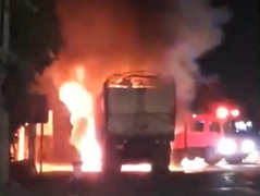 Xe tải trên quốc lộ 1A bốc cháy ngùn ngụt, tài xế nhảy ra ngoài thoát thân