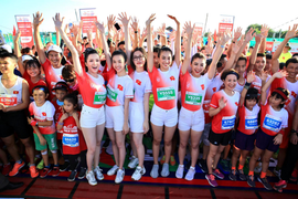 Hoa hậu Trần Tiểu Vy khoe dáng trên đường chạy giữa đại dương