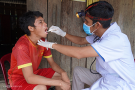 Khoảnh khắc đau xót của bác sĩ khi bất lực nhìn bệnh nhân bạch hầu qua đời