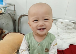 Xót thương bé trai 14 tháng tuổi mắc 2 loại ung thư