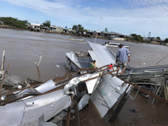 Sạt lở tại Cà Mau, 10 hộ dân bị 'nuốt' mất nhà trong đêm