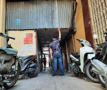 Người dân ở TP.HCM bị ‘nhốt’ trong lối đi chung, quan tài cũng phải ‘chui'