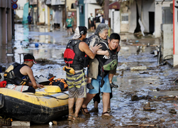 Ảnh: Mưa lũ gây ngập lụt nghiêm trọng, Nhật sơ tán 75.000 người