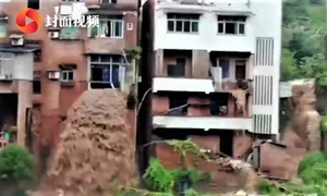 Trung Quốc: Nước lũ tuôn như thác, chảy xuyên qua cửa sổ nhà dân