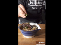 Nấu phở Việt sai cách, 'vua đầu bếp Tiktok' bị dân mạng 'ném đá'