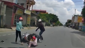 Xe máy chở 3 người may mắn thoát nạn trước đầu ô tô ở Hải Dương