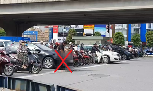Phẫn nộ gã đàn ông tiểu bậy giữa ngã tư dừng đèn đỏ ở Hà Nội