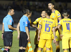 Thua đau phút 89, SLNA đề nghị ban tổ chức xem lại trận đấu