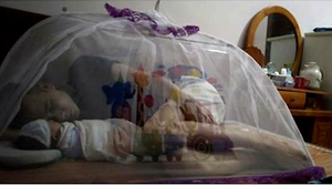 Ngao ngán khi nhờ chồng thức trông con