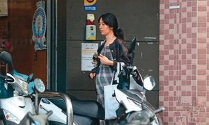 Con dâu 'trùm showbiz Hong Kong' sống trong bế tắc