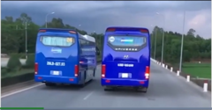 Đoàn xe chở công nhân ‘ngáng đường’ xe chữa cháy