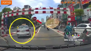 Bất chấp biển cấm, xe taxi ngang nhiên quay đầu tại cầu vượt Thái Hà - Chùa Bộc