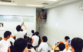 Nam sinh bị phạt ngồi sát trần nhà