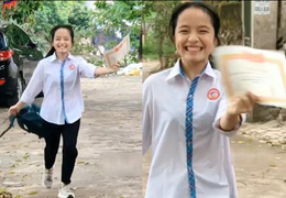 Hồn nhiên vừa đi vừa nhảy chân sáo vì được giấy khen, nữ sinh gây 'sốt'
