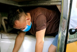Ba người trùm chăn, chui hầm xe khách qua cửa khẩu để trốn cách ly y tế