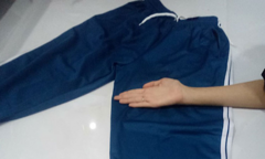 Quần thể dục khổng lồ khiến nữ sinh méo mặt