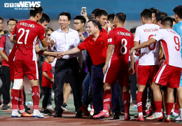 Bộ trưởng Nguyễn Mạnh Hùng dự khán derby Thủ đô, xuống sân gặp gỡ CLB Viettel