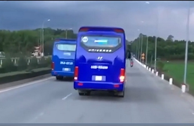 ‘Ngáng đường’ xe chữa cháy, 2 tài xế xe chở công nhân bị tước bằng lái 2 tháng