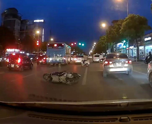 Hiện trường xe 'điên' đâm hàng loạt xe máy, 7 người nhập viện ở Hà Nội