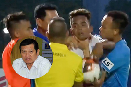 HLV bóp cổ học trò cũ: Ban trọng tài chờ báo cáo hành vi của các cầu thủ khác